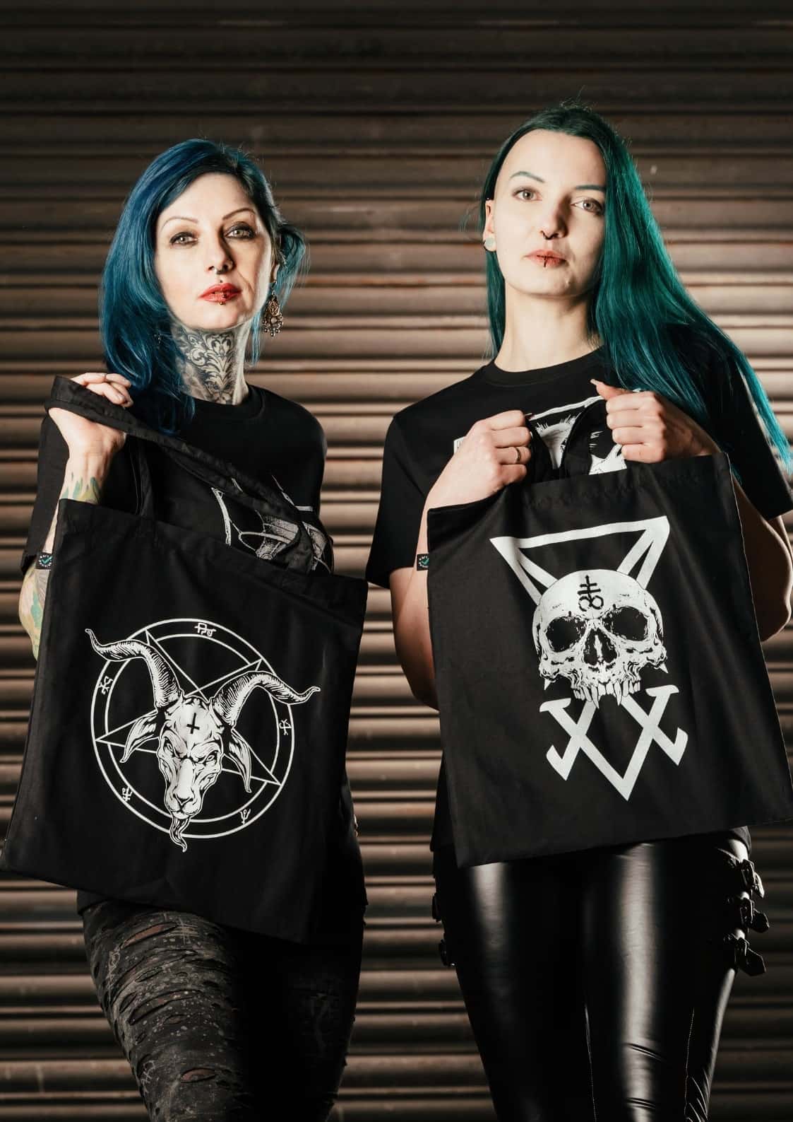 Schwarzer canvas tote bag mit weißem pentagramm print aus veganem bio-baumwollbeutel und strapazierfähigem stoff fair produziert