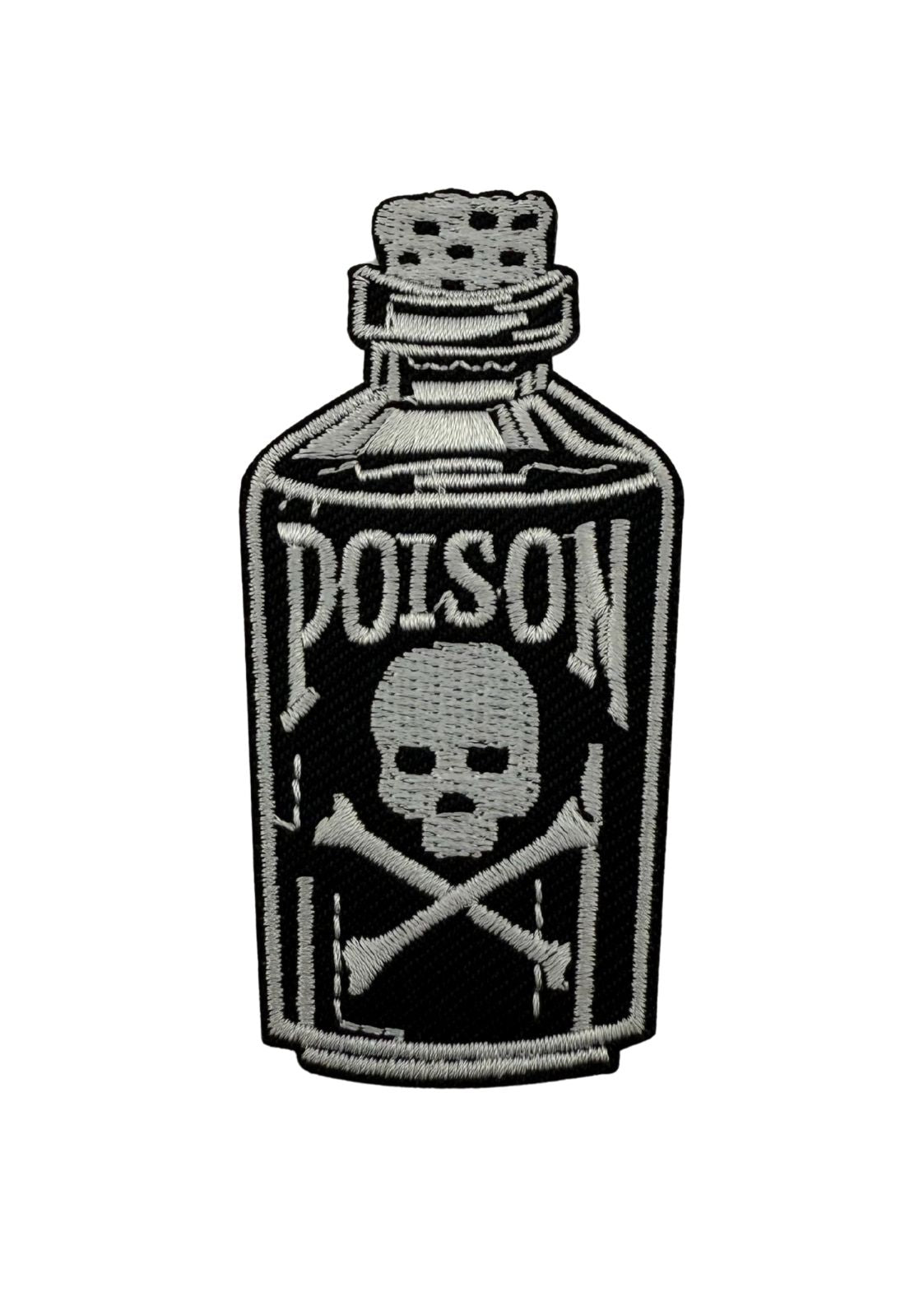 Ein schwarz-weiß gestickter Aufnäher in Form einer Giftflasche mit einem Totenkopfmuster.