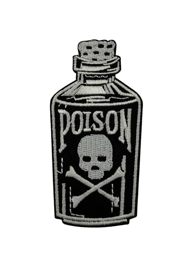 Ein schwarz-weiß gestickter Aufnäher in Form einer Giftflasche mit einem Totenkopfmuster.