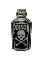 Ein schwarz-weiß gestickter Aufnäher in Form einer Giftflasche mit einem Totenkopfmuster.