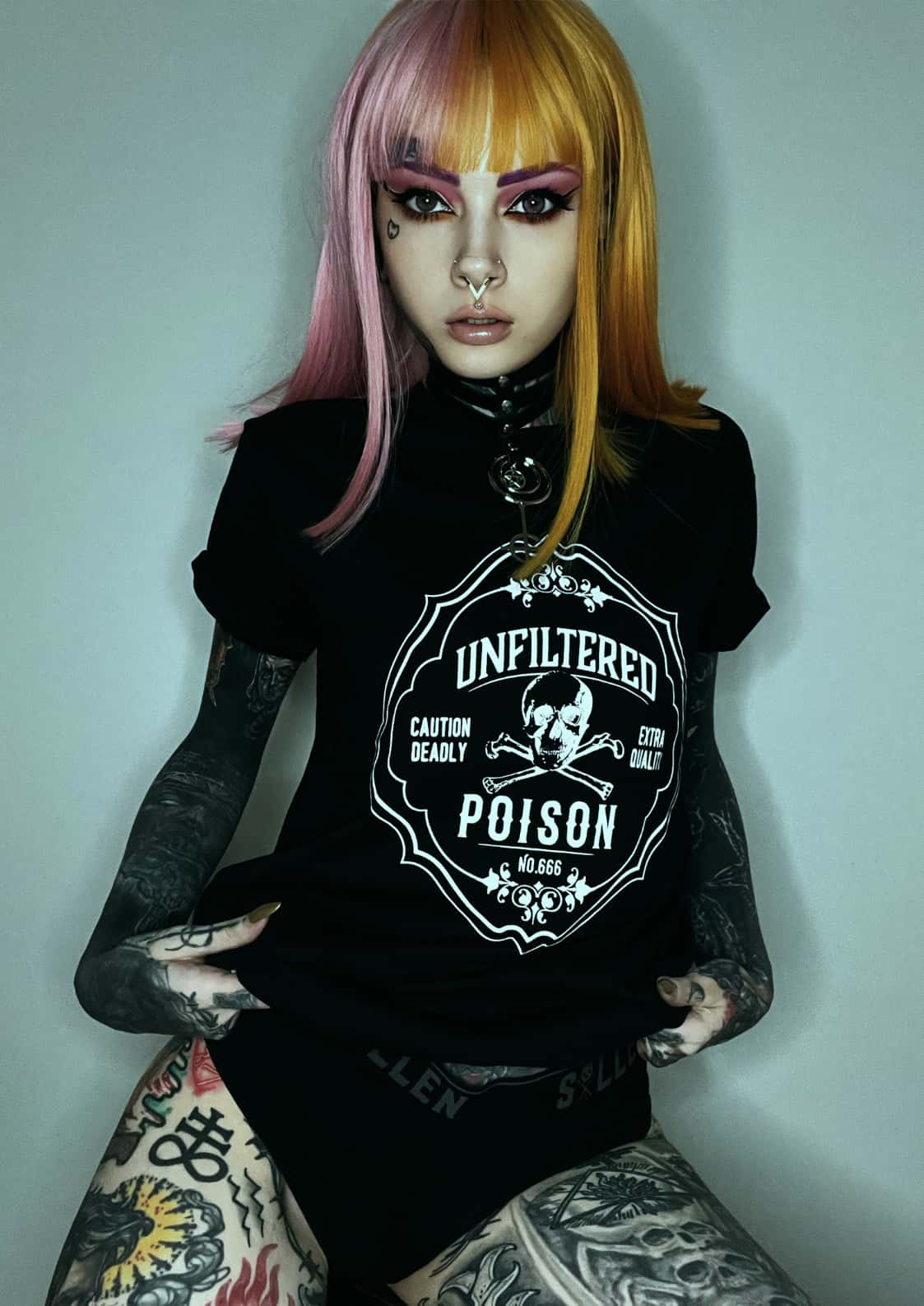 Schwarzes kurzarmshirt mit weißem gothic horror grafikdesign unfiltered poison und schädelmotiv poison shirt