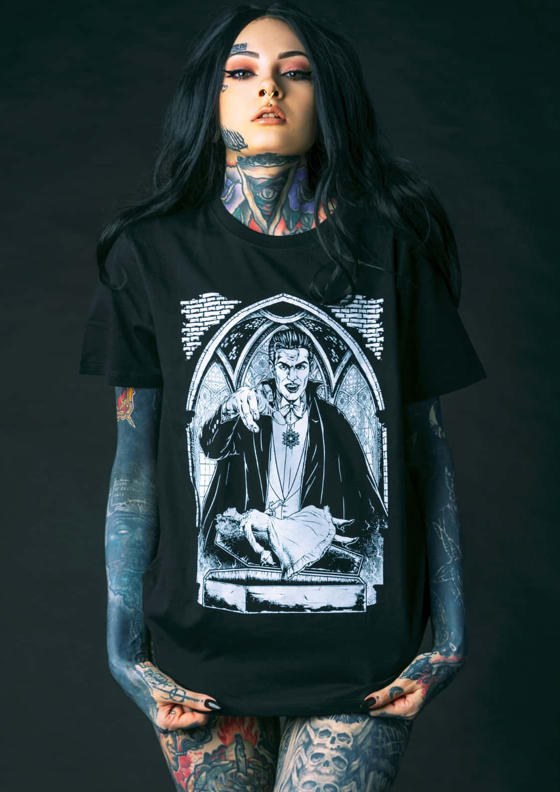 Schwarzes gothic horror shirt mit weißer line-art vampirillustration im bogenfenster prince of blood shirt