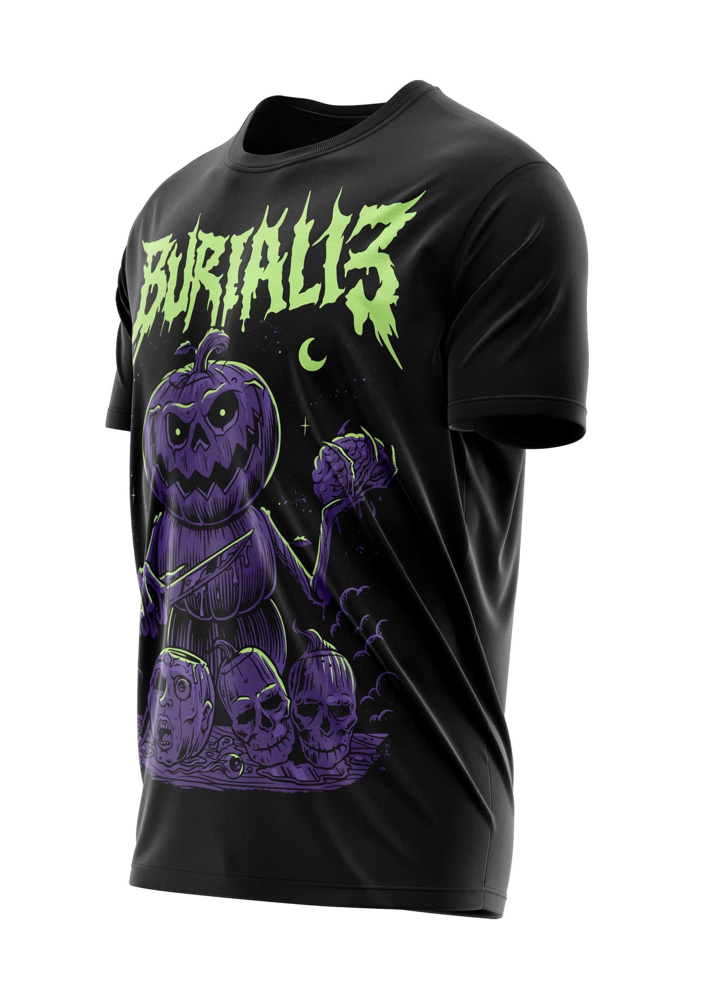 Schwarzes kurzärmeliges T-Shirt mit einem gruseligen Grafikmotiv einer lila Kürbis-Figur mit leuchtendem grünem Text ’burialis’ darüber und Totenköpfen darunter.