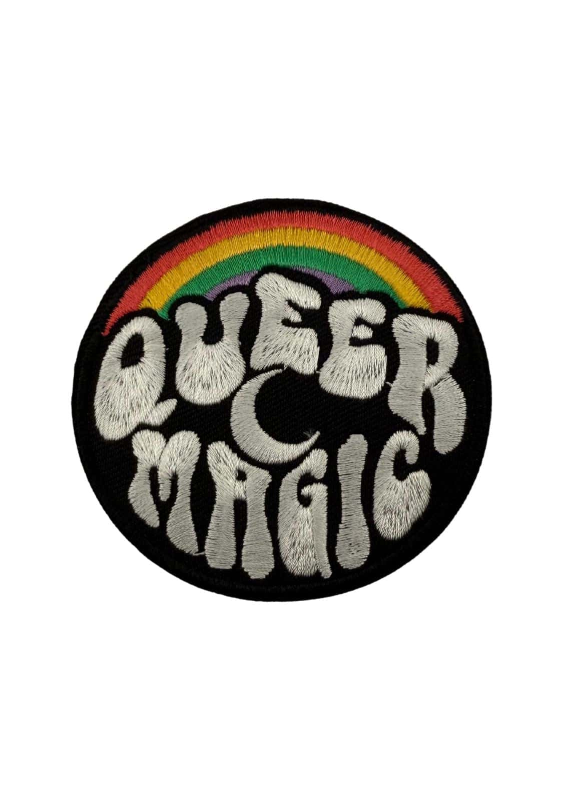 Bestickter patch mit regenbogen und queer magic text in bunten farben für gothic und horror stile