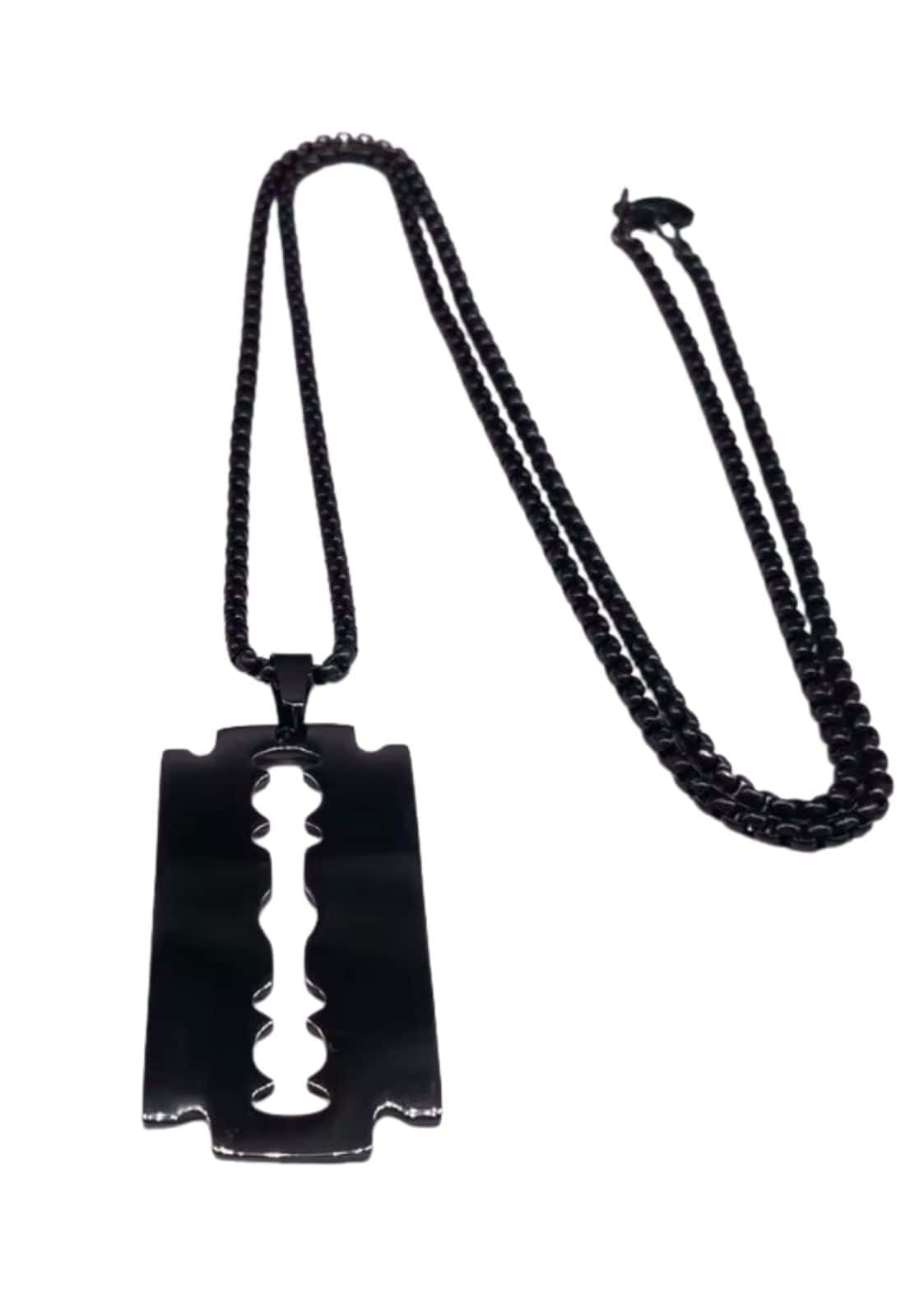 Schwarze halskette mit razor blade black anhänger aus metall für stylisches aussehen