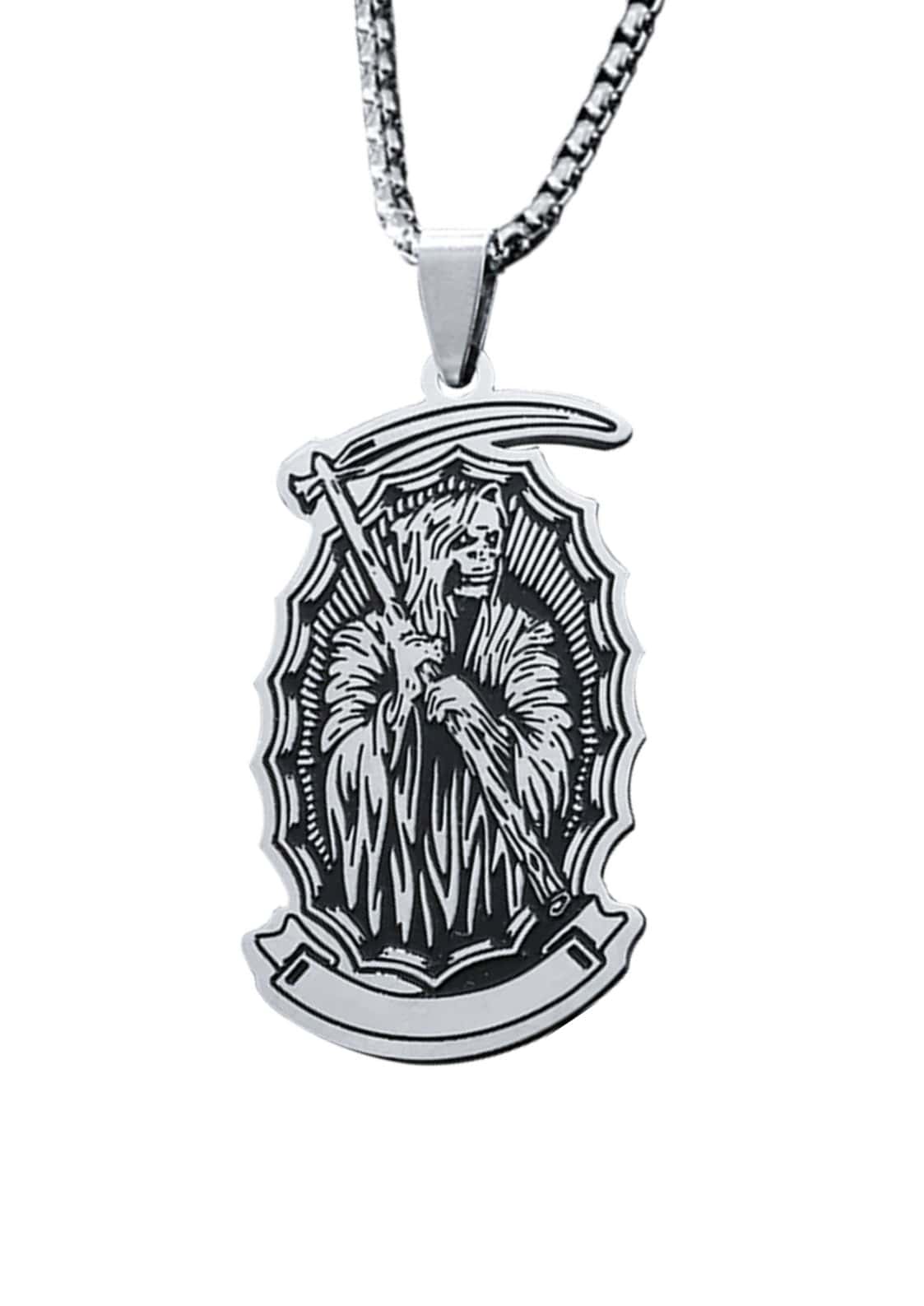 Silberne edelstahl halskette reaper mit detaillierter grimm reaper gravur in ovalem rahmen und strukturierter kettenglied