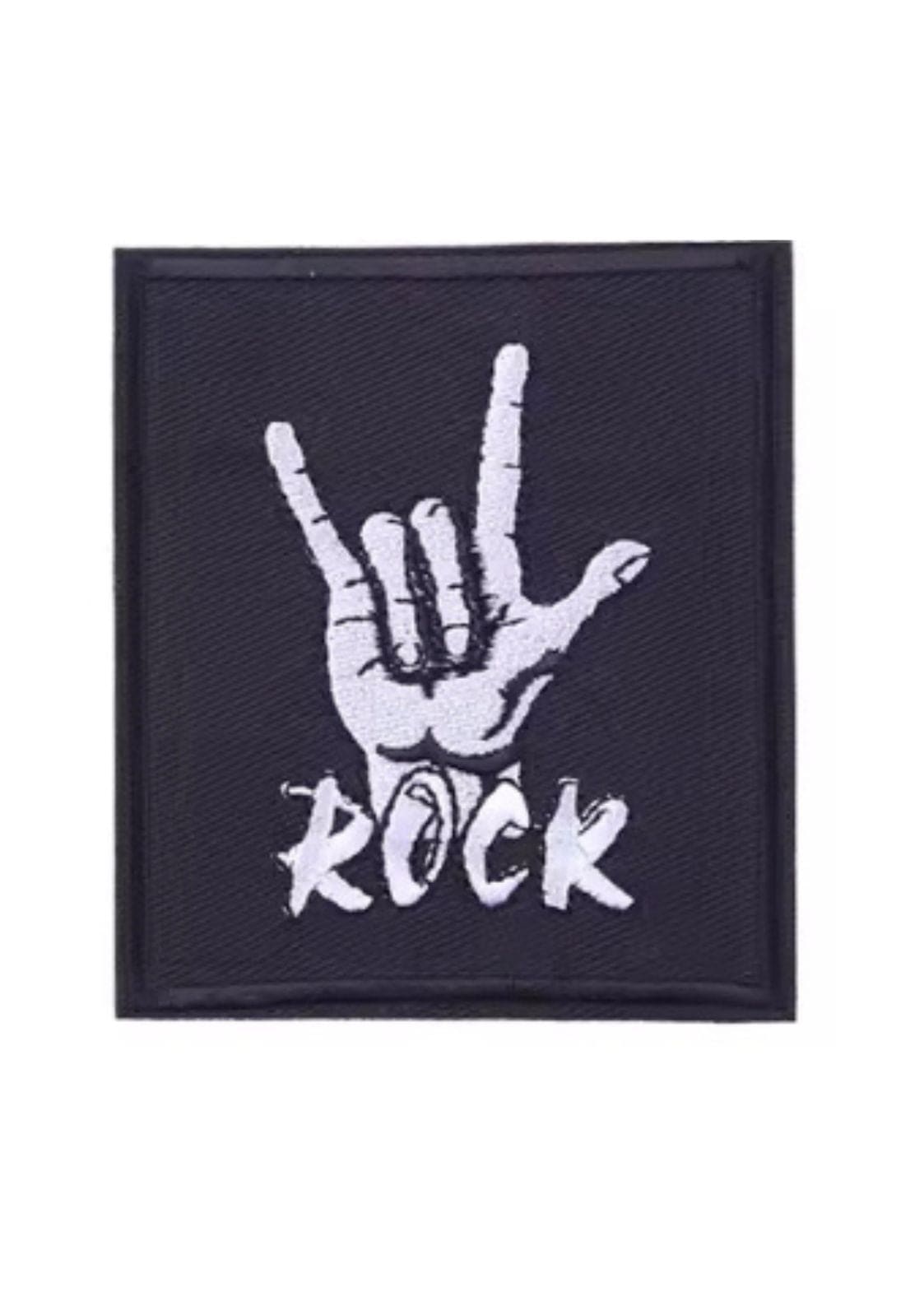 Schwarzer rechteckiger Aufnäher mit weißem ’Rock’-Text und Handgestik-Design.