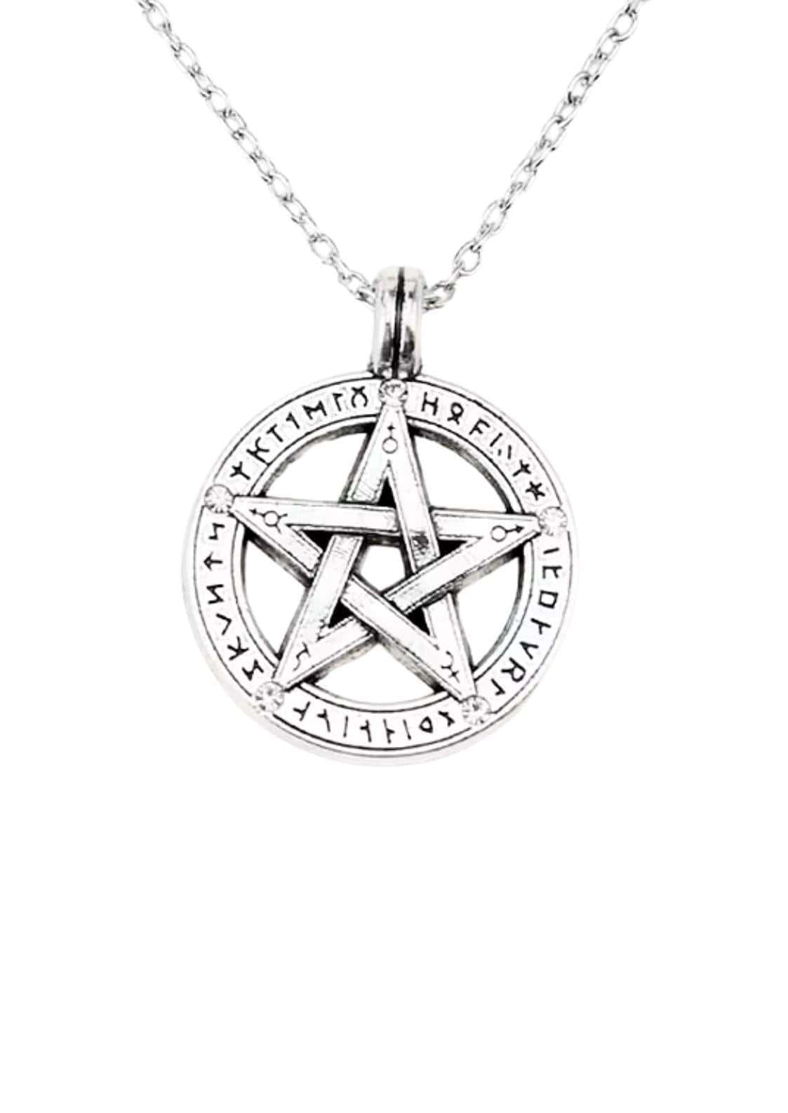 Silberne pentagrammhalskette mit individuell stil und bedeutung durch gravierte runen am zarten kettchen