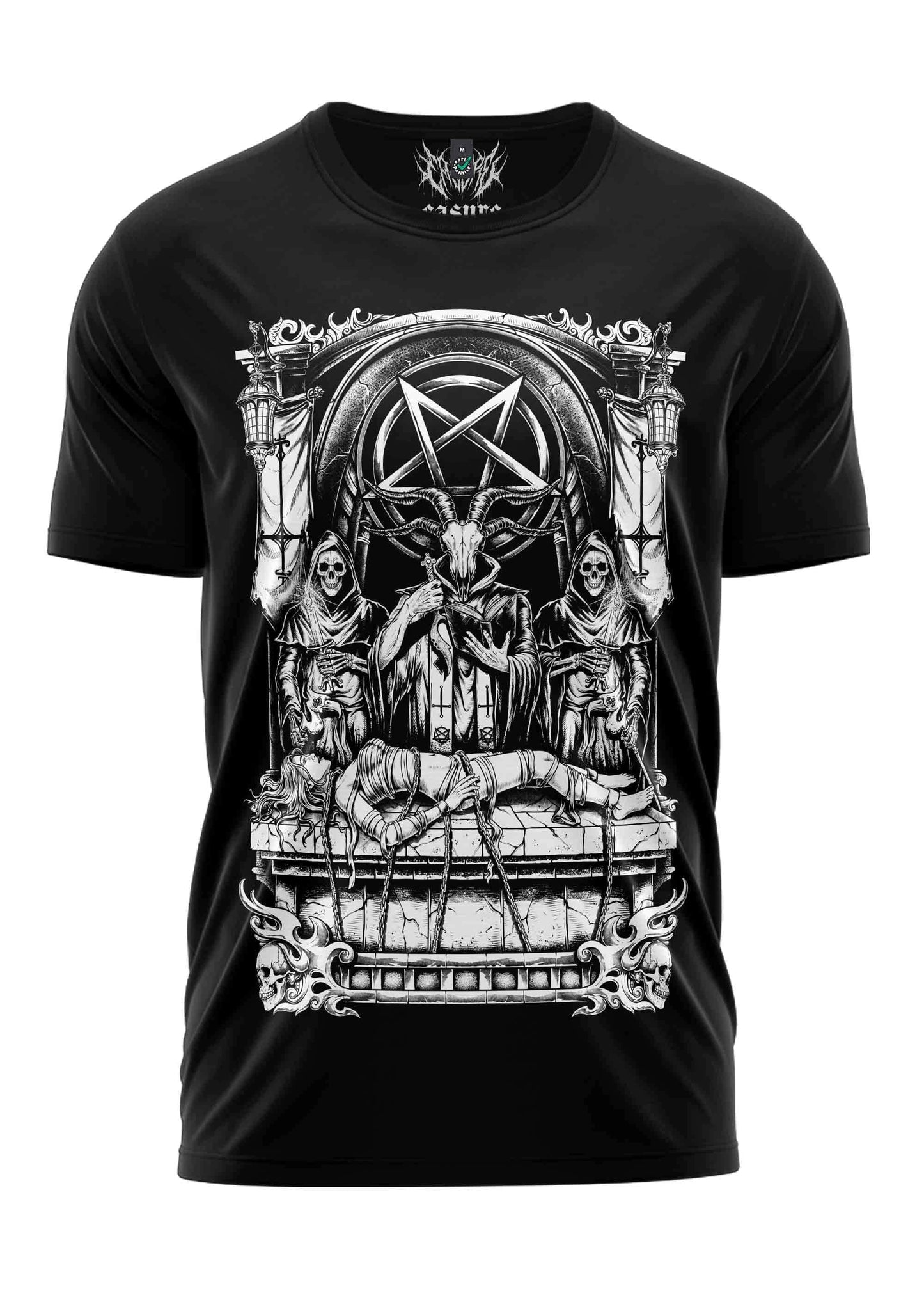 Schwarzes kurzarmshirt sacrifice mit detaillierter gothic horror baphomet grafik und weißem azura logo am kragen