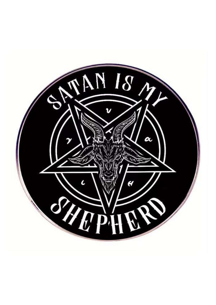Schwarzer runder emaillierter gothic pin mit weißem pentagramm und text satan is my shepherd für horror fans