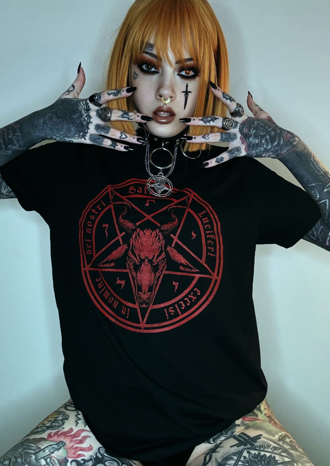 Schwarzes Gothic-Metal-T-Shirt mit rotem Pentagramm und Ziegenkopf