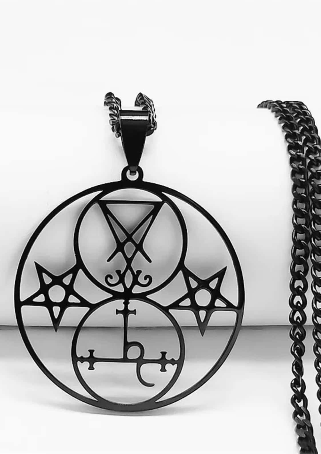 Satanic black schwarze metall halskette mit detailreichem rundem design aus invertierten pentagrammen und okkultsymbolen