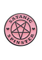 Pinkes Pentagramm-Patch mit schwarzem Rand und Herzen, wahrscheinlich aus Gummi oder Stoff gefertigt.