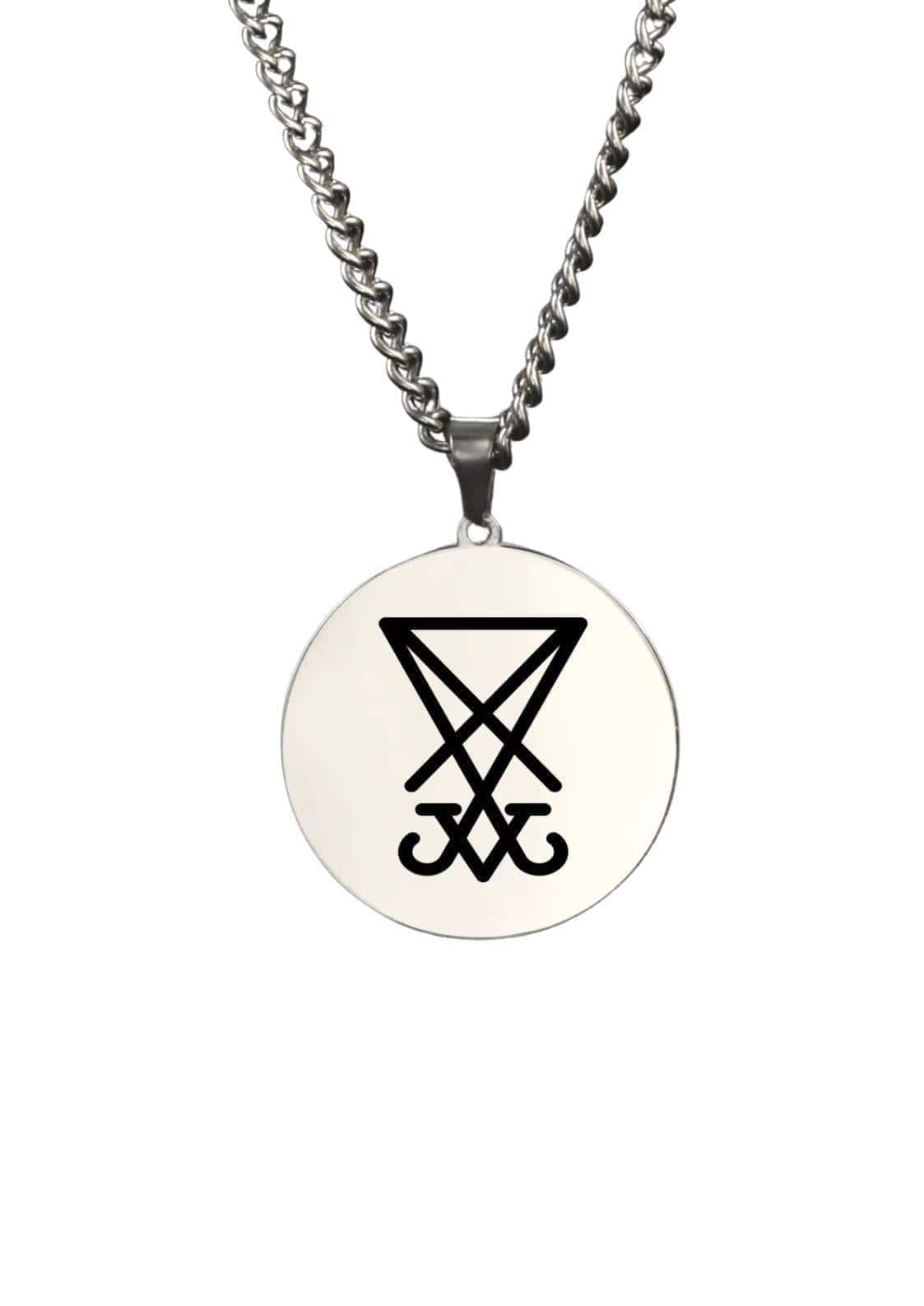 Silberne sigil amulett halskette mit schwarzem umgekehrtem dreieck und stilisiertem symbol im gotischen stil