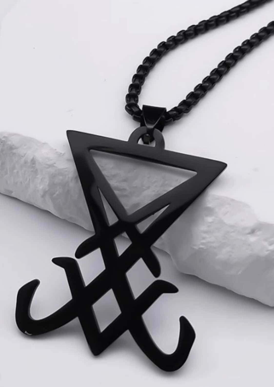 Schwarze sigil black halskette mit umgekehrtem dreieck und gothischem horror stil, metallanhänger