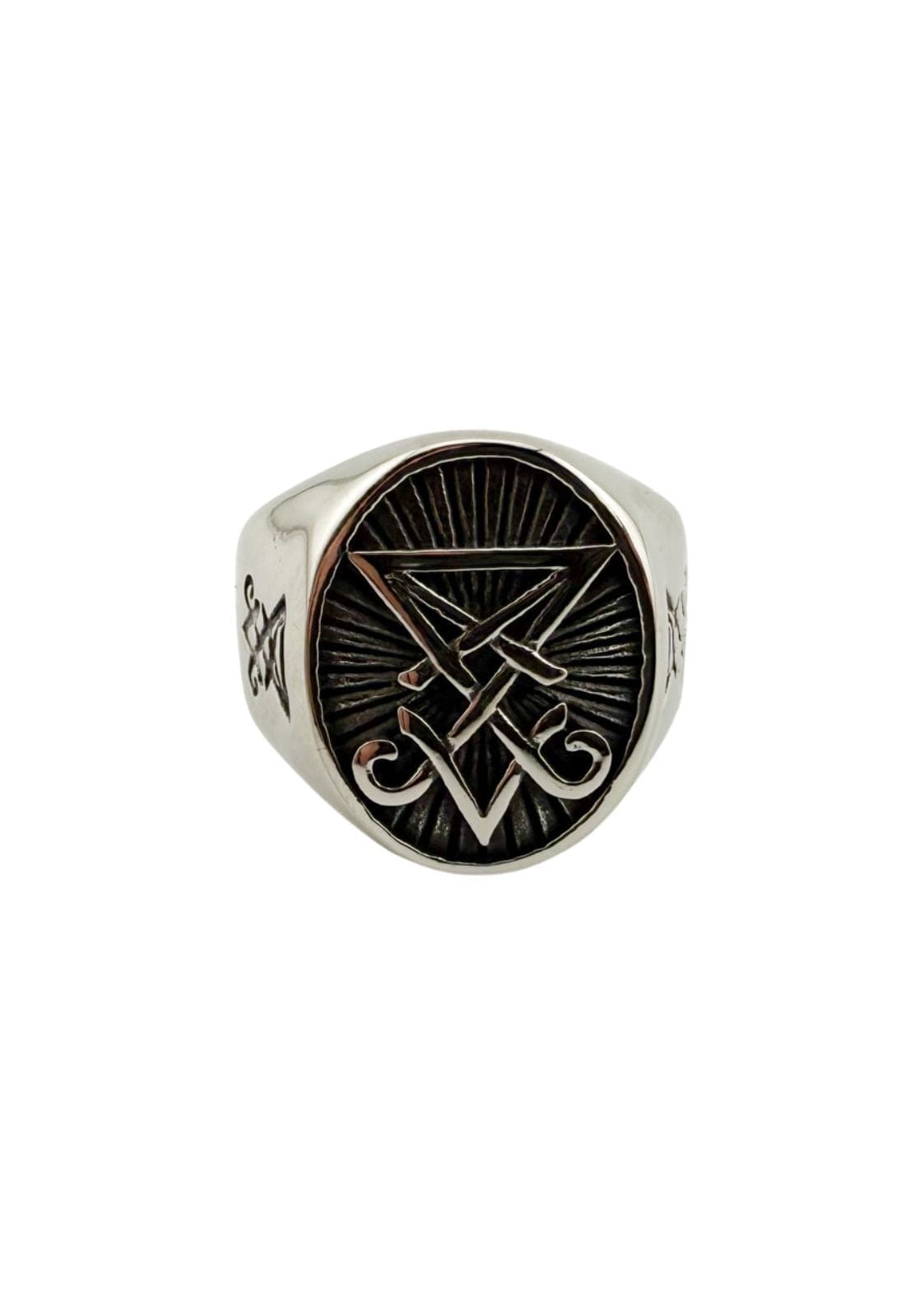 Silberner Pentagramm-Ring mit schwarzer Einlage und aufwendigem Design.