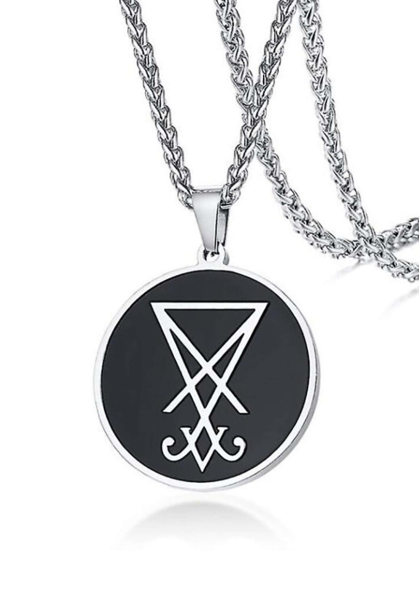 Silberne sigil round halskette mit schwarzer emaille und weißem invertiertem dreieck sowie stilisiertem kreuz für gothic und horror fans