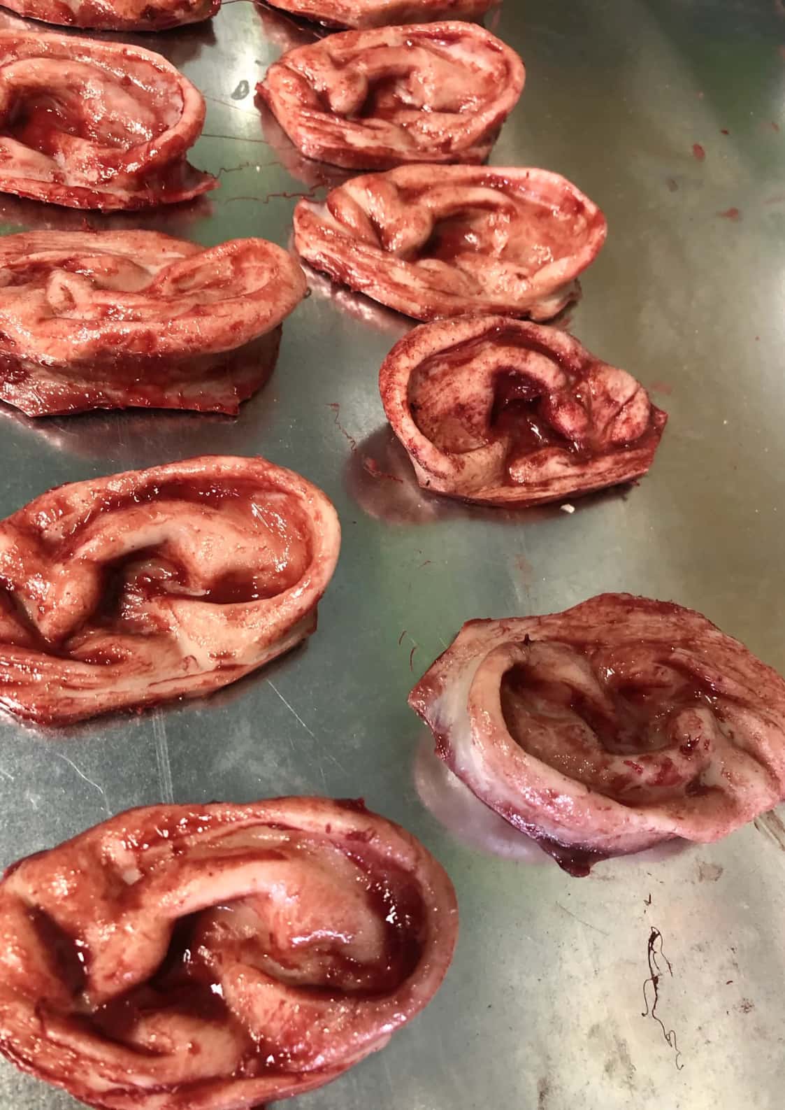 Pale pink abgetrenntes ohr aus silikon mit realistischen bluteffekten und absolut wasserdichtem durchtrenntem silikon ohr