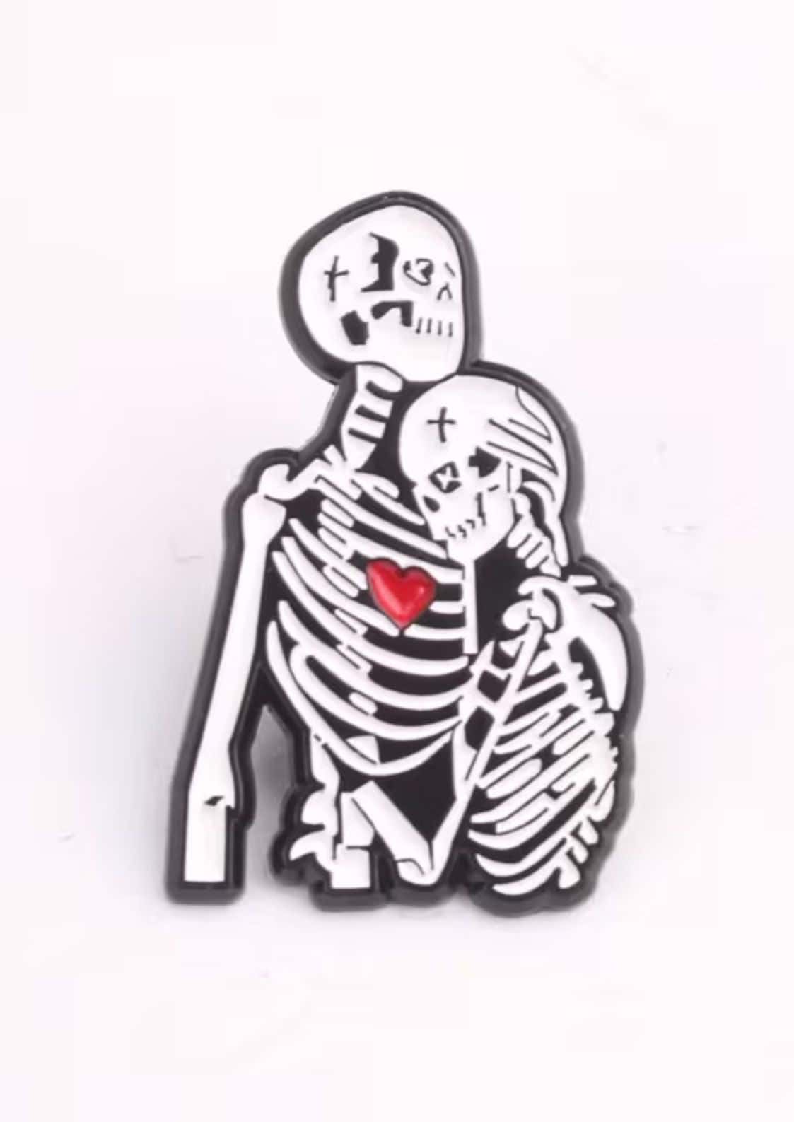 Schwarz-weiße enamel pin skelett-liebe mit rotem herz und gothic anstecknadel im dunkle kunst stil