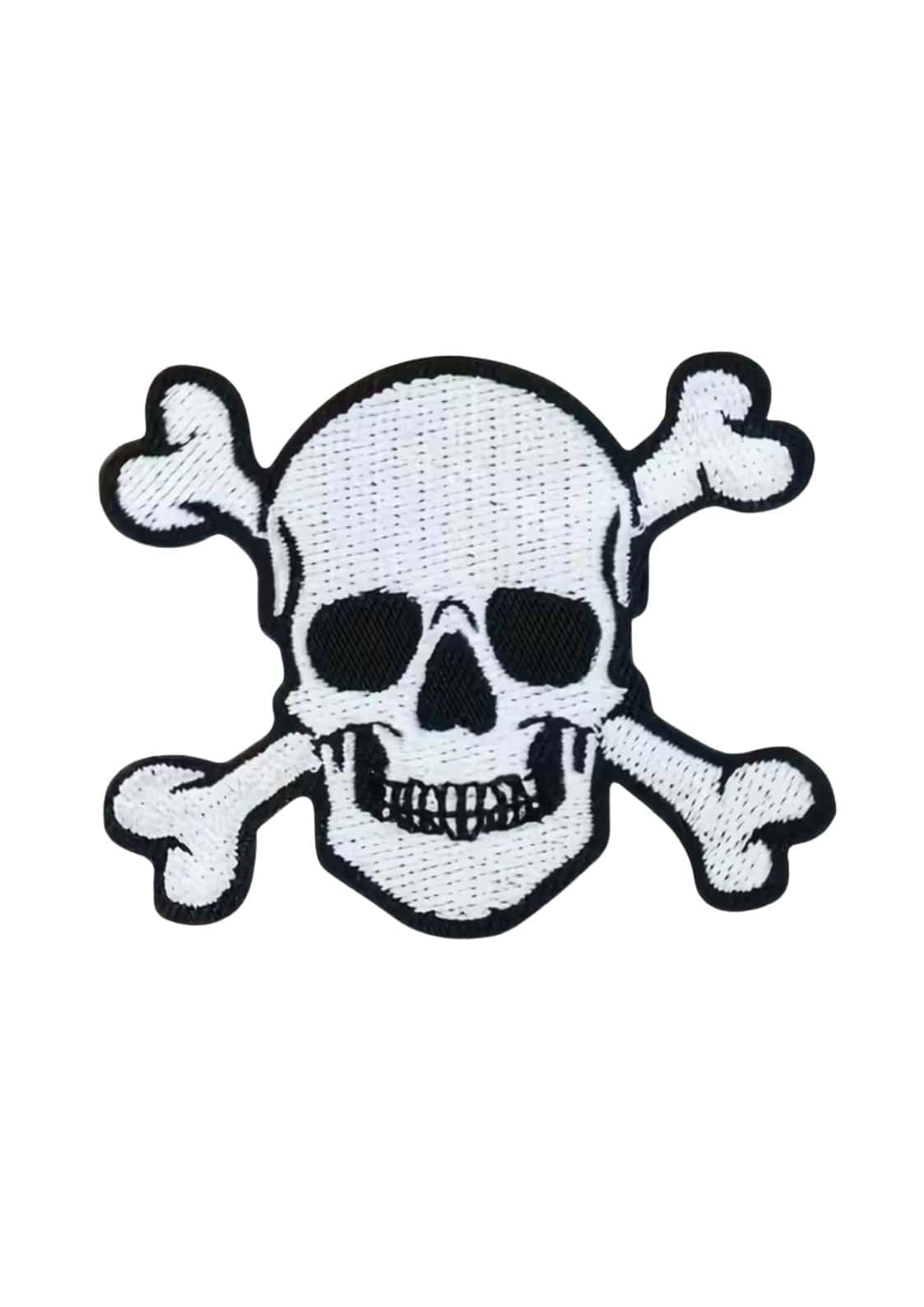 Skull crossed bones patch mit schwarzen details auf weißem hintergrund aus stoff für kleidung und zubehör