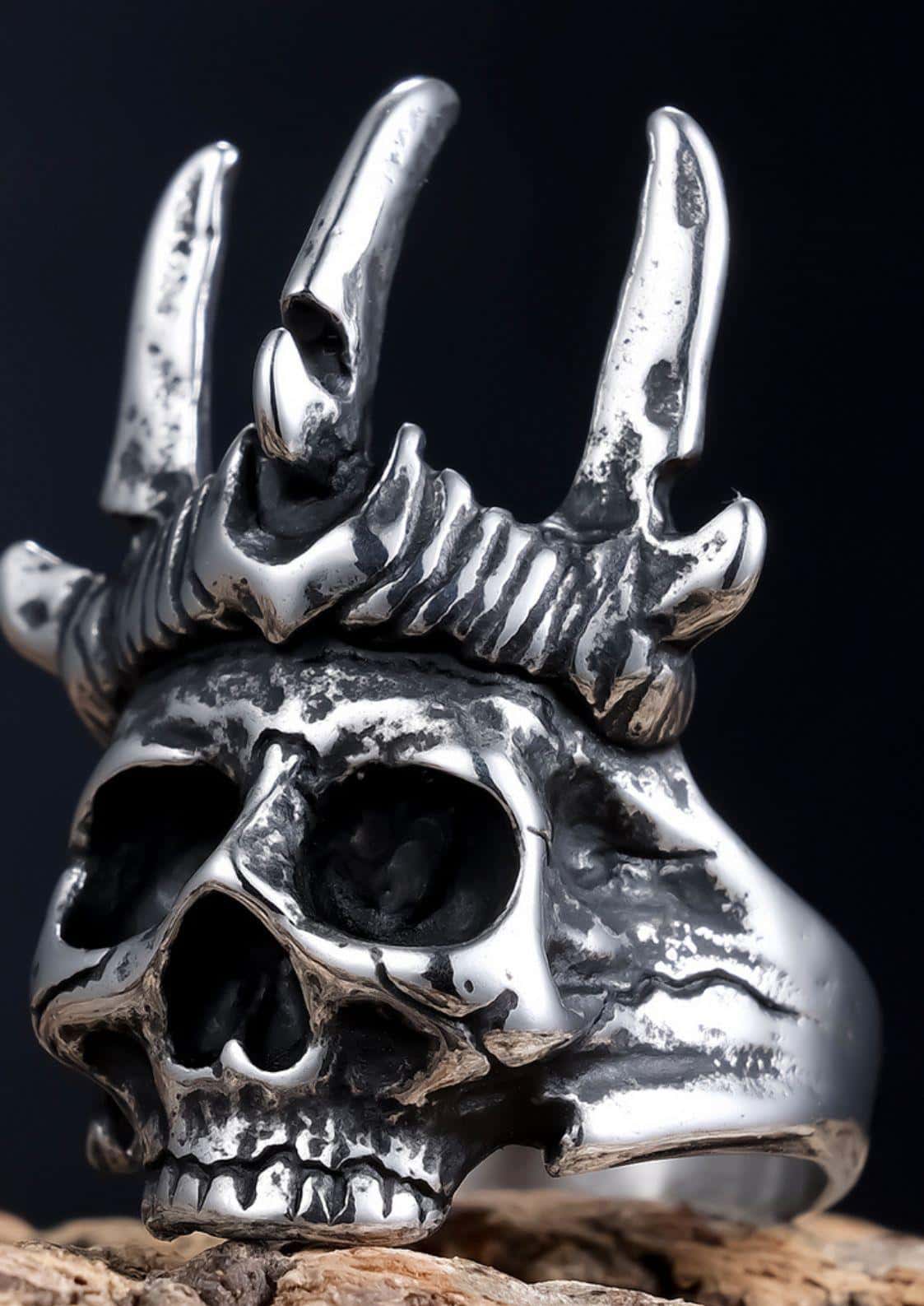 Detaillierter silberner skull crown ring mit schädel sarg design und verzierte horner, ideal als gothic schmuck