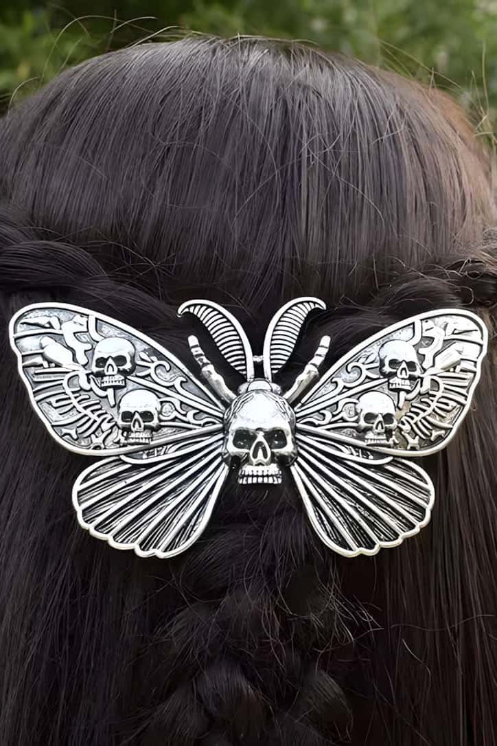 Silberne skull moth haarklammer mit detaillierten totenkopf mustern auf flügeln und zentralem schädelkopf im gothic horror stil