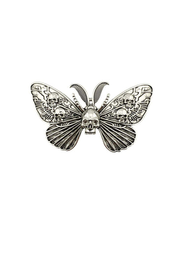 Silberne skulptur einer schmetterlingsbrosche skull moth aus metall im gotischen horror stil