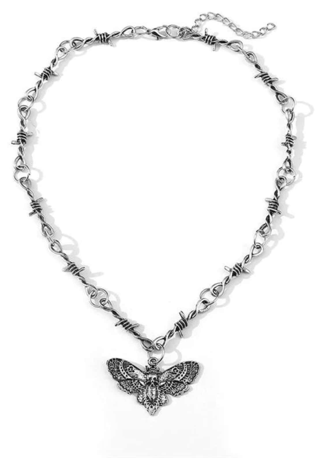 Silberne barbed wire kettenhalskette mit gothischem skull moth anhänger im horror-stil
