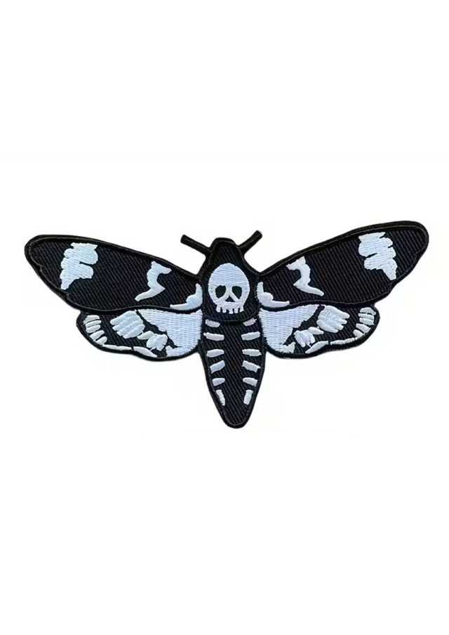 Schwarz-weiß gestickter Mottenaufnäher mit Totenkopf- und Brustkorbmotiv.