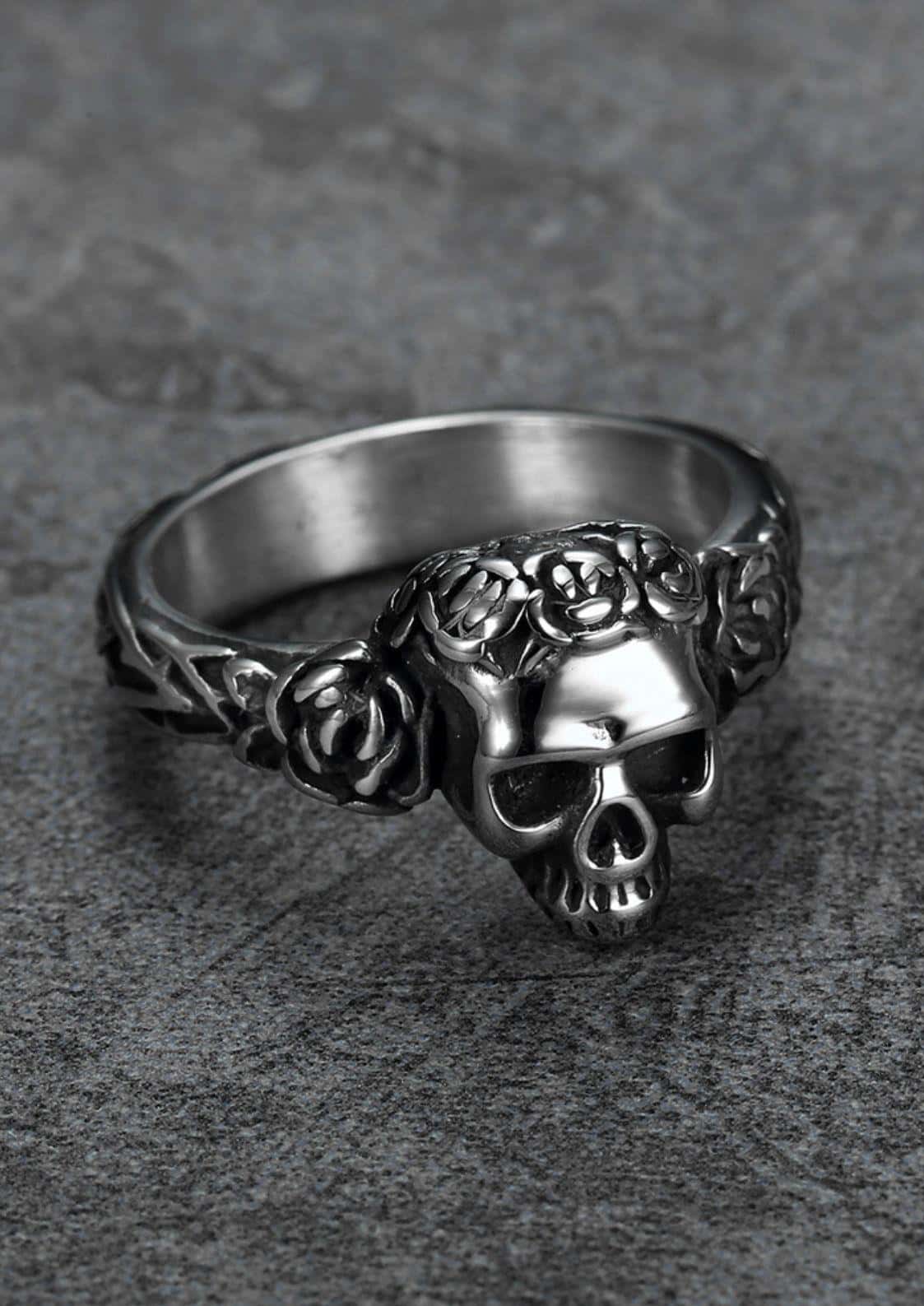 Silberner schädel sarg ring mit detaillierten rosen verziert als gothic schmuck roter ring