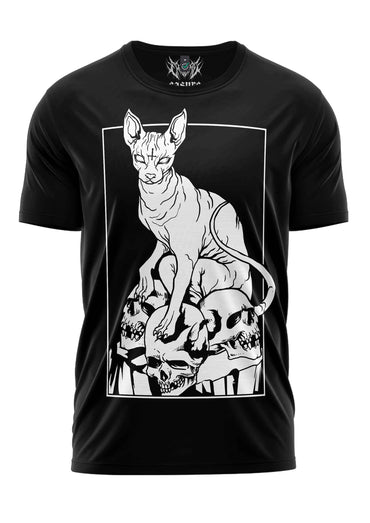 Schwarzes kurzarm-shirt mit detaillierter weißer line-art grafik eines haarlosen katzes auf gestapelten schädeln im skull sphynx gothic horror design
