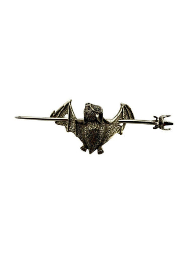 Silberner small bat haarnadel mit antik-silbernem finish und detaillierten flügeln als gothic haaraccessoire