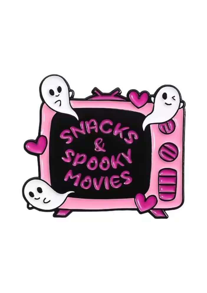 Rosa emaille pin im retro fernseh design mit drei weißen geistern und text snacks und spooky movies perfekte gothic pin düstere note