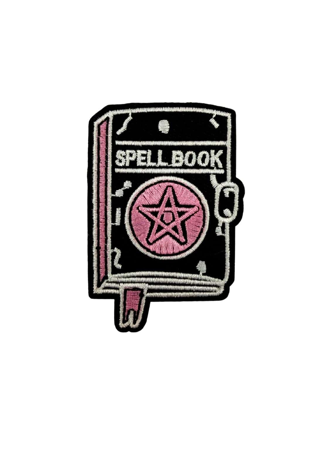 Schwarzer gothic patch in form eines spell book mit rosa pentagramm und weißen stickereien für horror fans