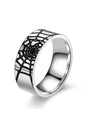 Silberfarbener Bandring mit schwarzem Spinnennetzdesign.