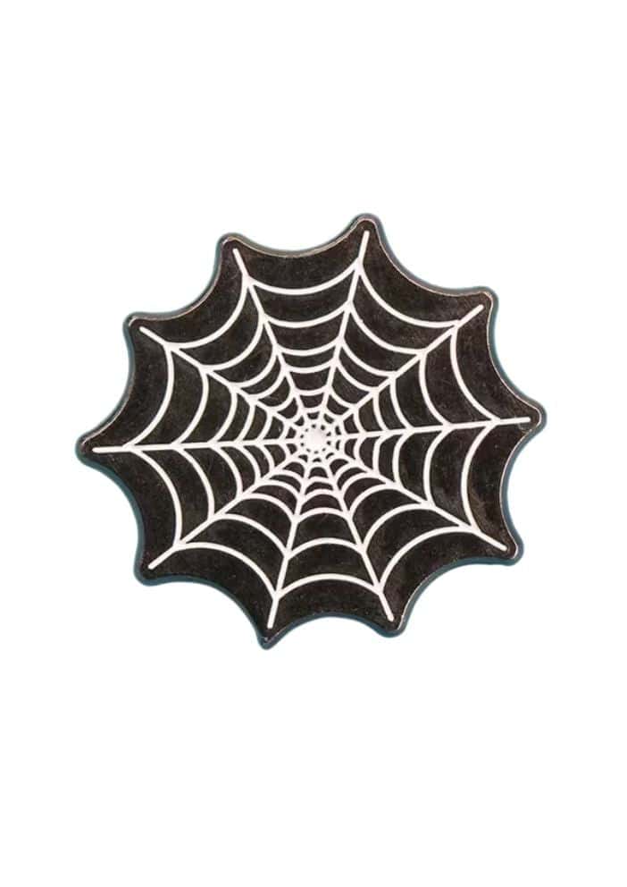 Markanter gothic-pin spiderweb pin in schwarz mit weißem spinnwebenmuster aus metall für gothic style