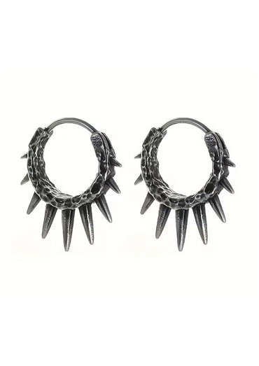 Dark silver spiked dragon hoop earrings in gunmetal optik with textured scales and pointed teeth gothic stil spike ohrringe