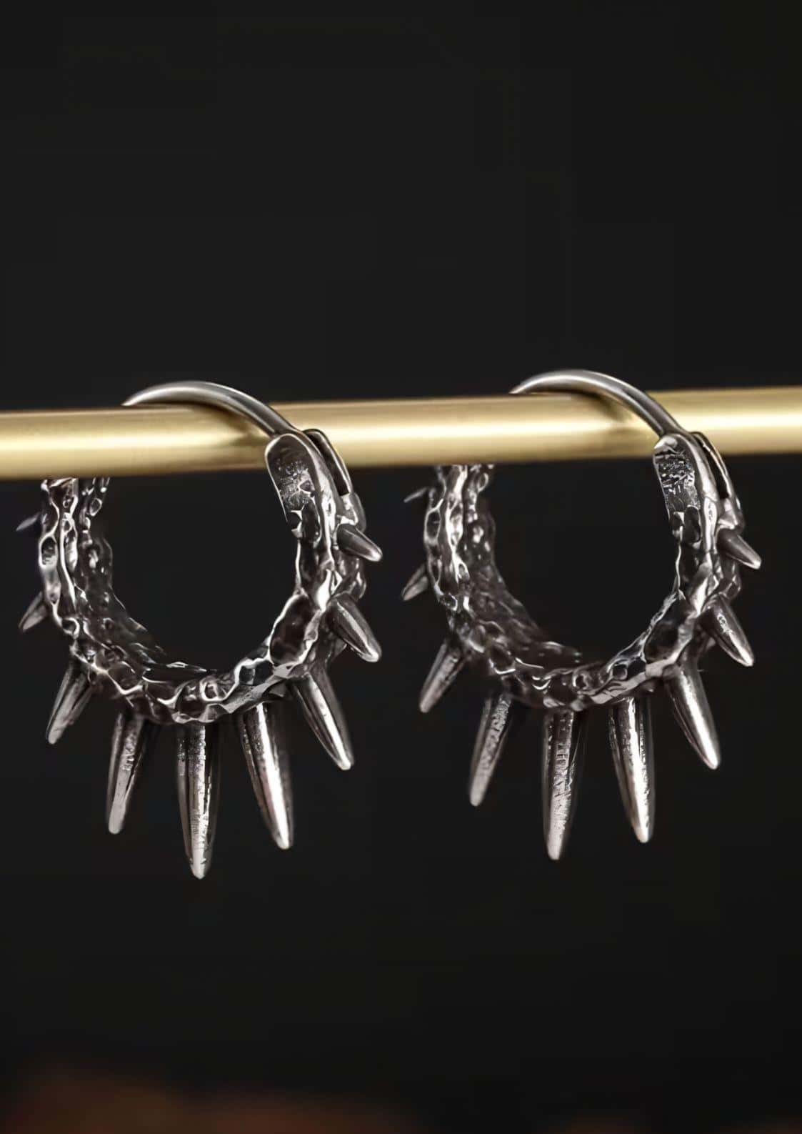 Silberne spike ohrringe mit strukturierter, robuster oberfläche im gothic stil in gunmetal optik