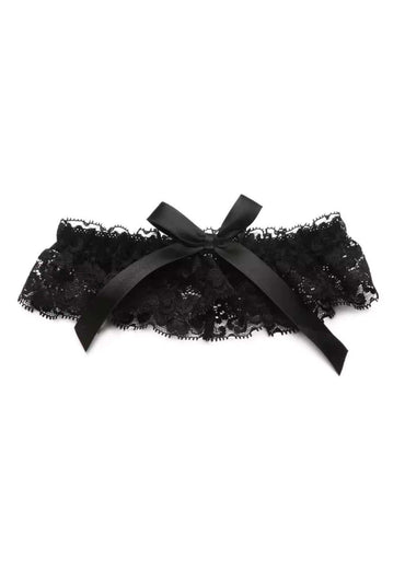 Schwarzes spitze strumpfband mit satin schleife in gothic stil ideal für gothic kleidung und horror looks