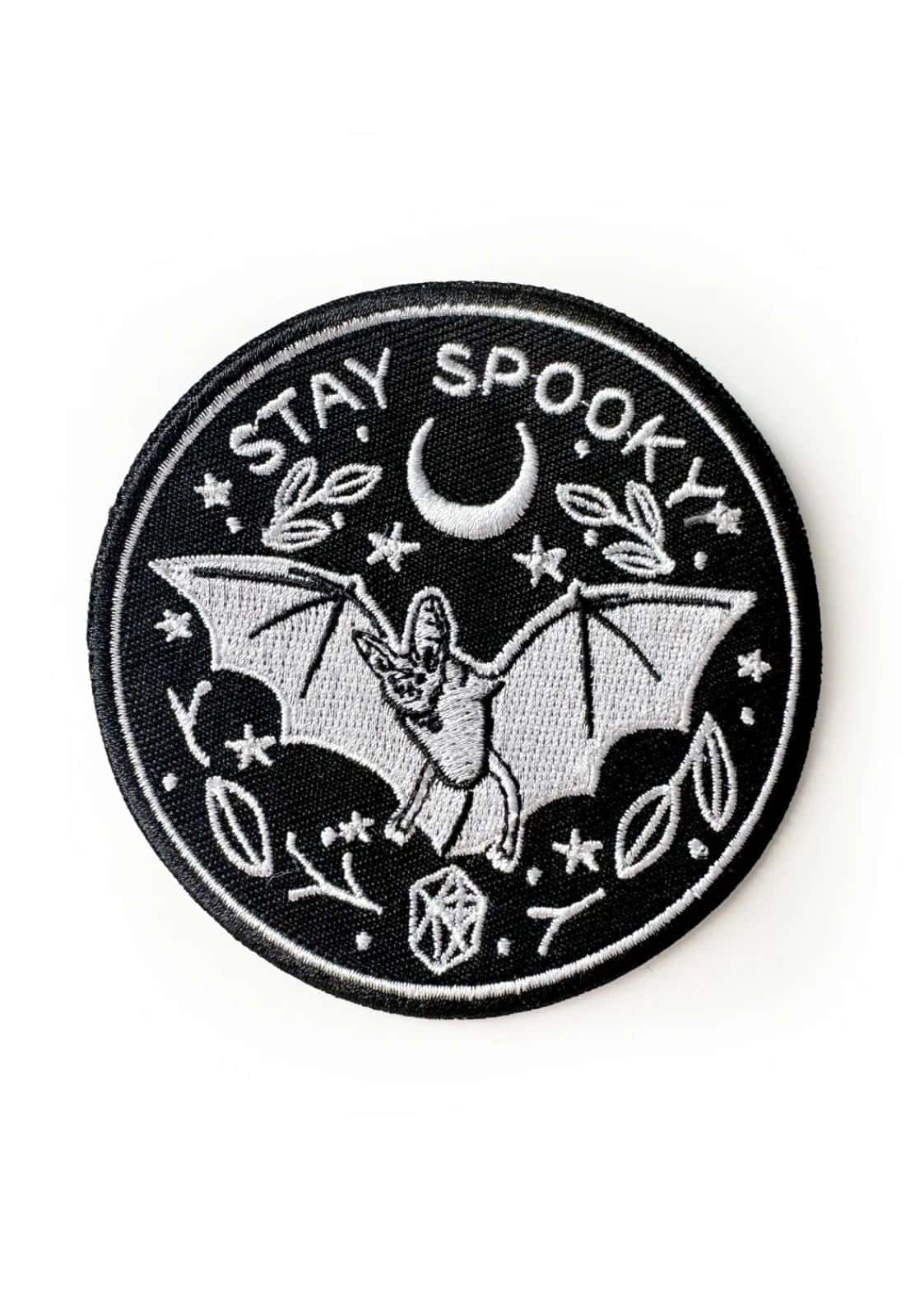 Rundes schwarz-weiß besticktes patch mit fledermausdesign im stay spooky gothic horror stil