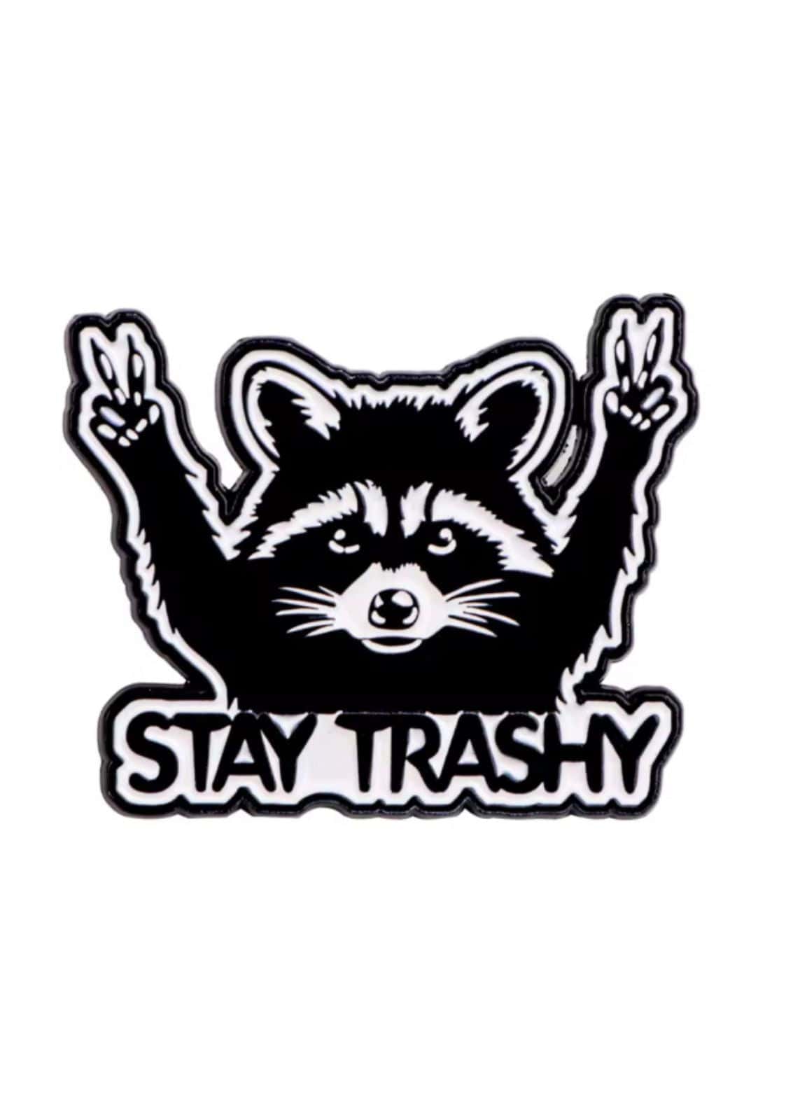 Schwarzer und weißer waschbär-pin aus metall im stay trashy design mit gothic horror stil