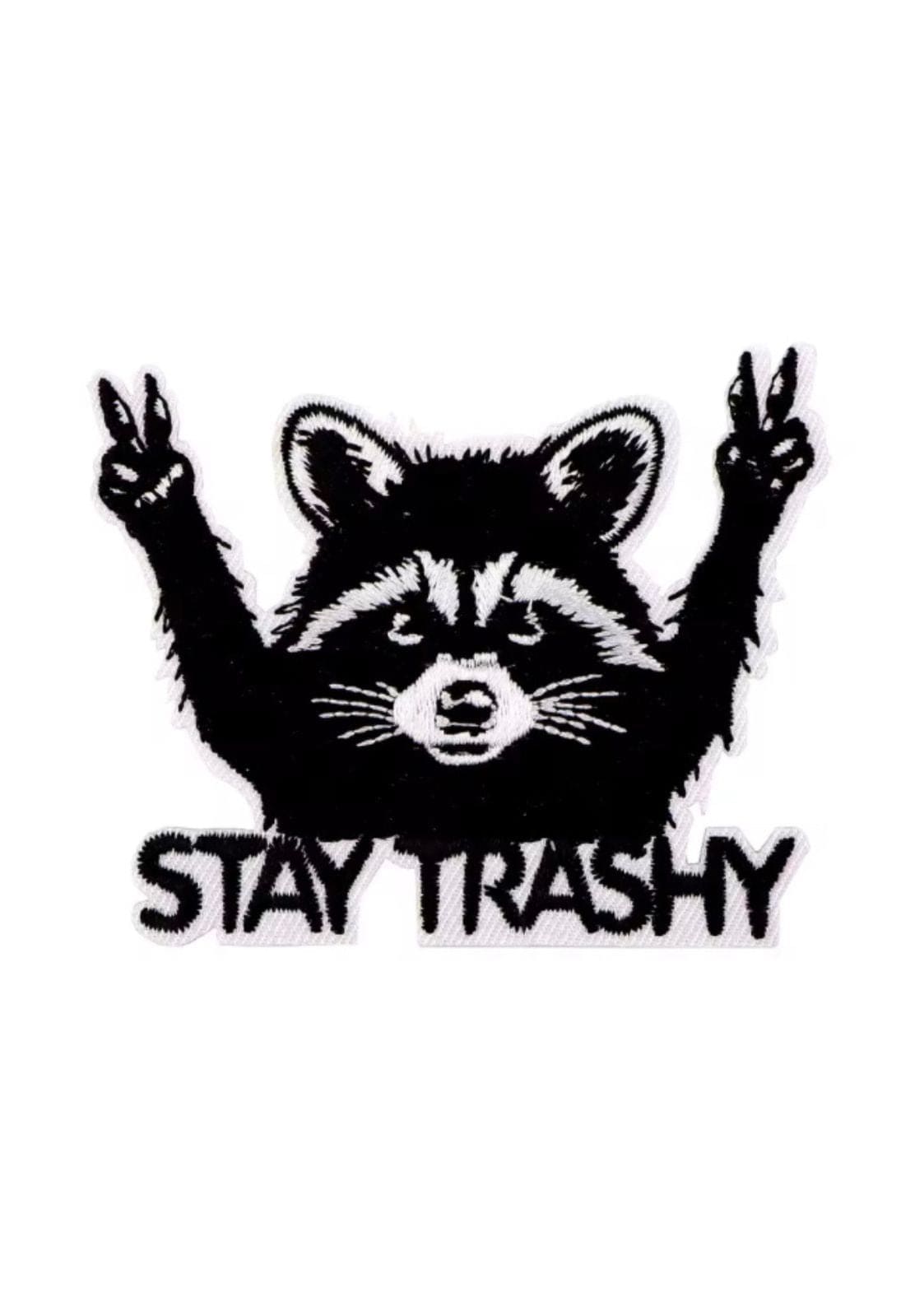 Schwarzer und weißer gestickter Aufnäher mit einem Waschbären, der Friedenszeichen macht, und der Aufschrift ’STAY TRASHY’.