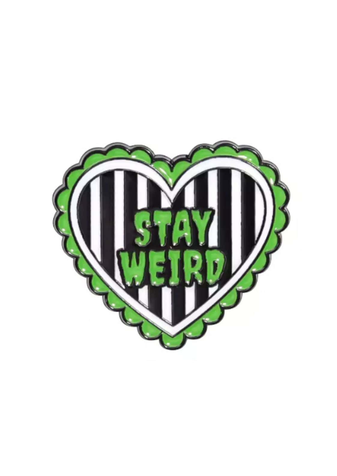 Grüner und schwarzer gestreifter stay weird heart pin in herzform mit stay weird text