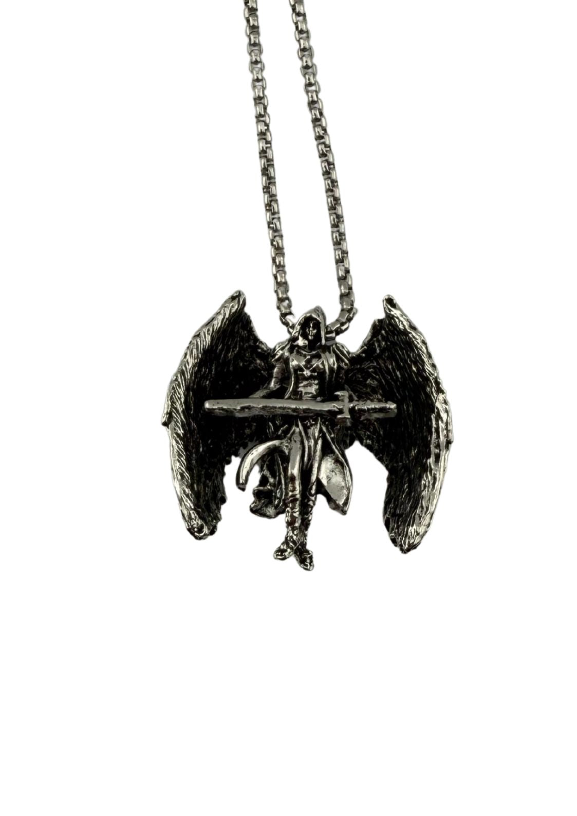 Silberfarbener geflügelter Engel-Anhänger mit Schwert an einer Kette.