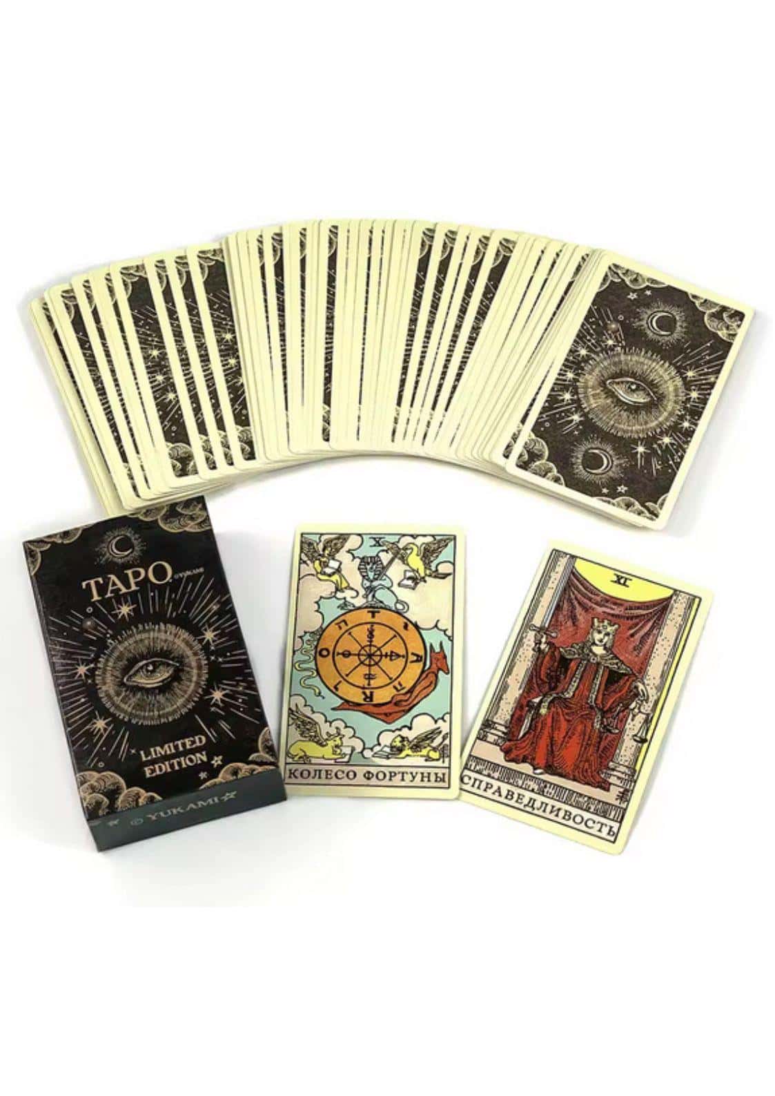 Schwarzes und cremefarbenes tarot karten deck mit detailliertem augenmotiv auf tapo limited edition box von yukamix