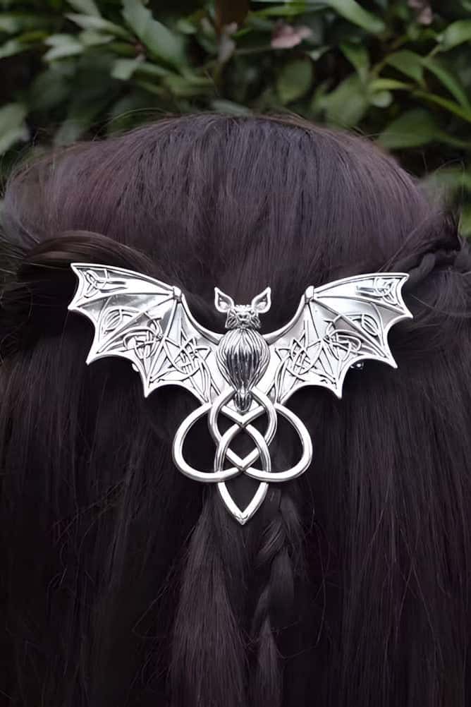Silberne haarklammer the bat in form einer fledermaus mit detailliertem keltischem knotendesign für gothik und horror fans