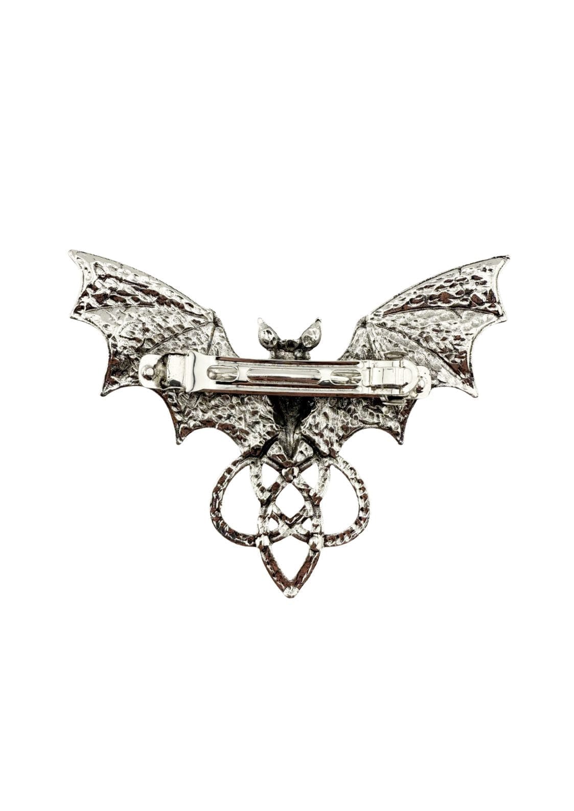 Silberne Fledermausbrosche mit aufwendigen Details und einem Pentagramm-Design am unteren Rand.