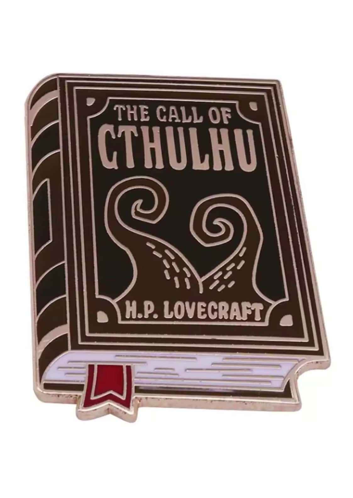 Ein dunkler brauner emaillierter pin in buchform mit dem titel the call of cthulhu von h.p. im gothischen stil