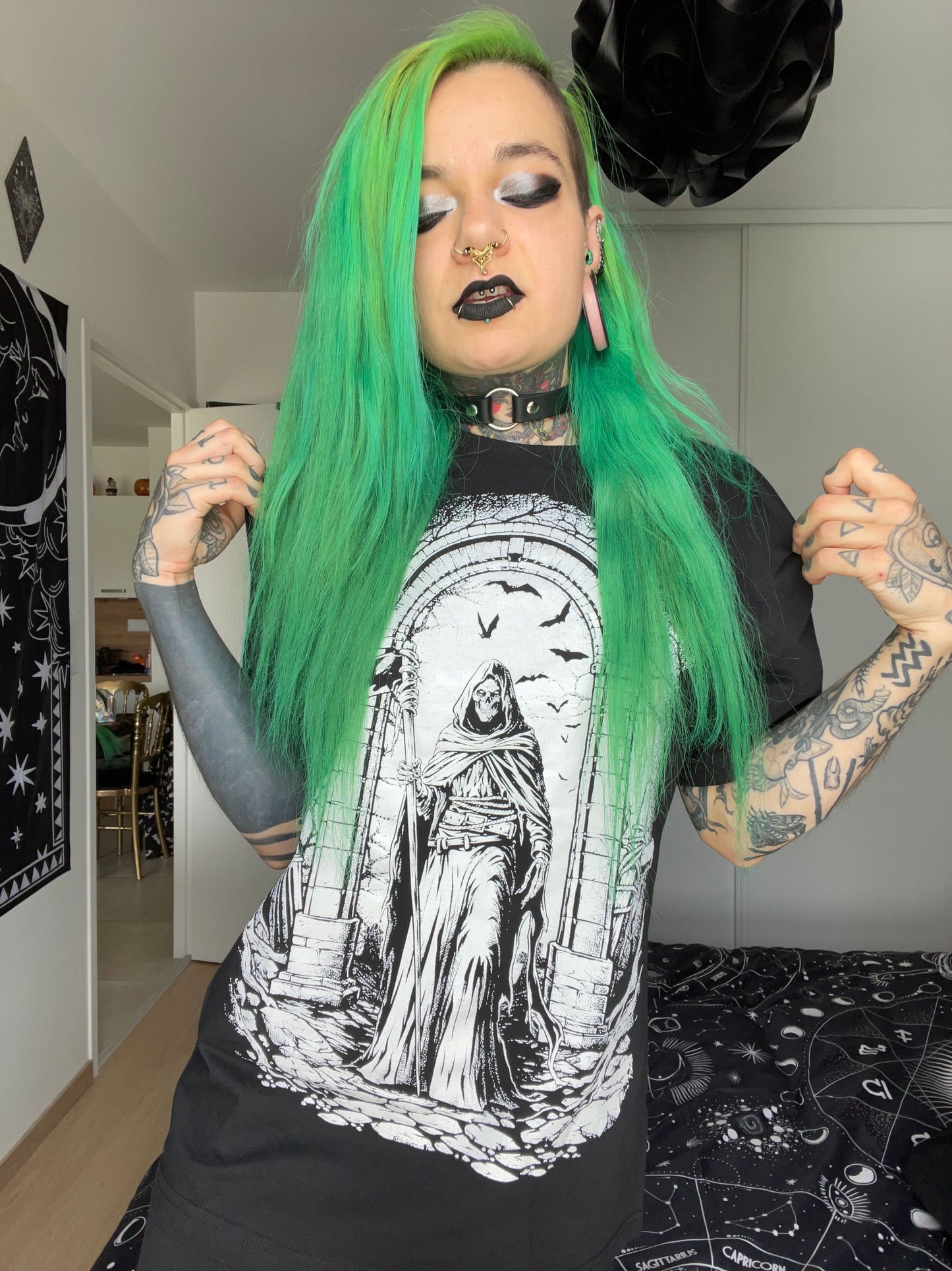 Schwarzes T-Shirt im Gothic-Stil.