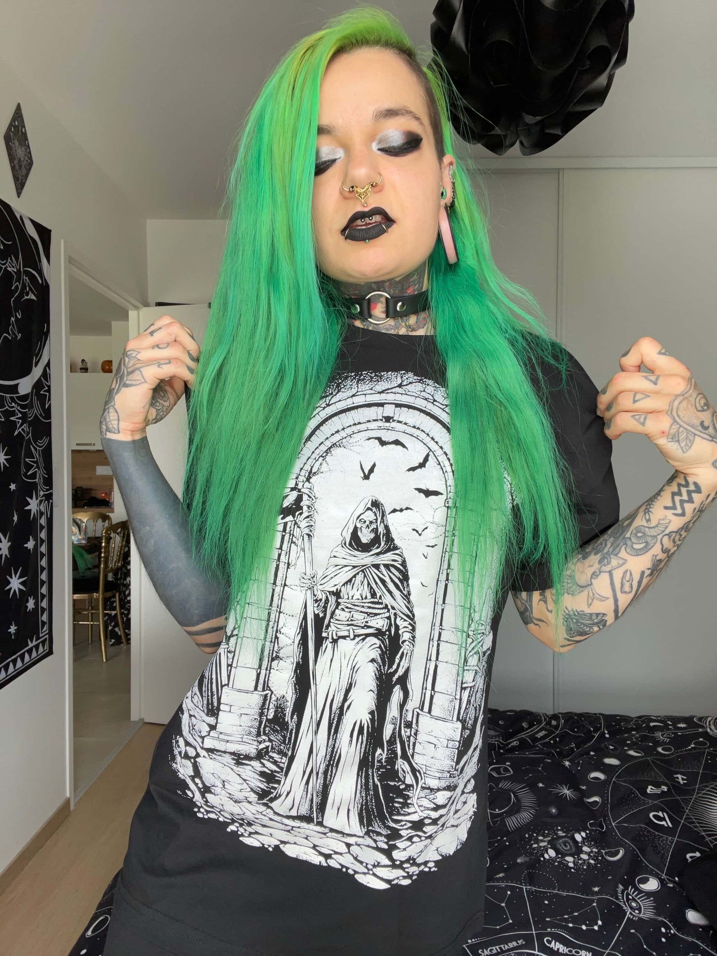 Gothic-themed schwarze bitte t-shirt mit horror design namens the death aus hochwertiger baumwolle